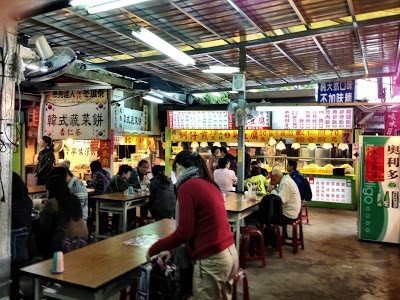 Stalls at the top of the Maokong Gondala eating in taipei