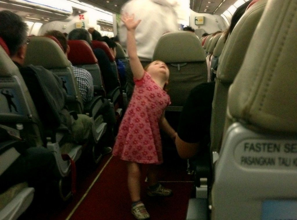 S puts on a dance performance on an Asian flight