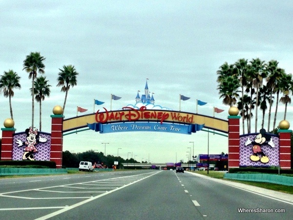  disneyworld arch over the road