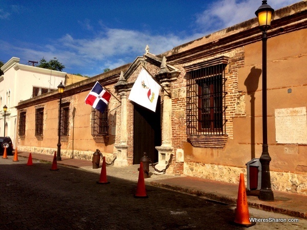 street with flag saying Museo Infantil Trampolin in Santo Domingo