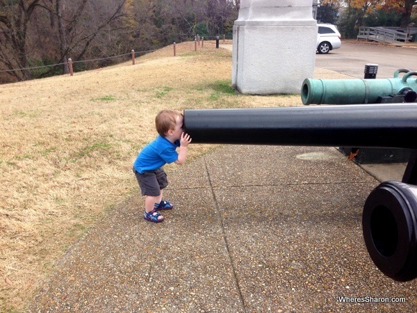 toddler with head in cannon at Vicksburg National Military Park