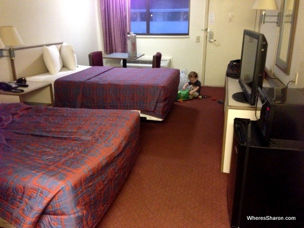 hotel room with double beds, tv, microwave and firdge in red roof in ridgeway