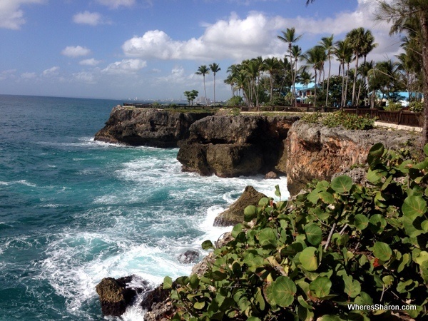 Santo Domingo National Aquarium outside by cliffs