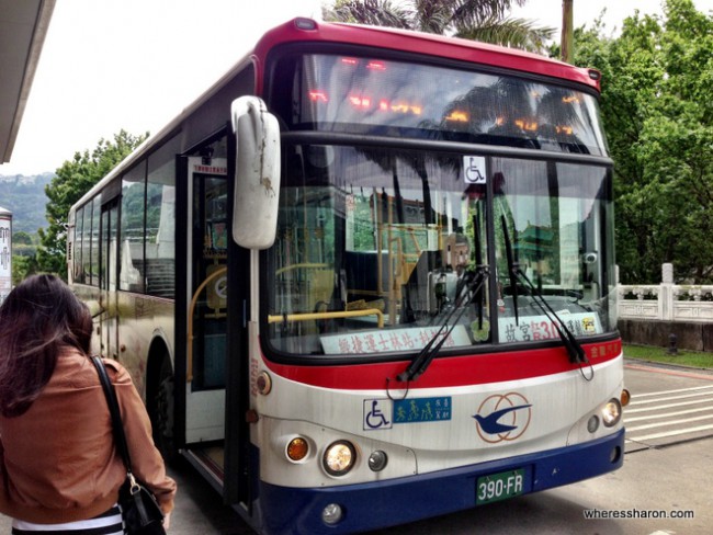 Bus to Shilin station from National Palace Museum