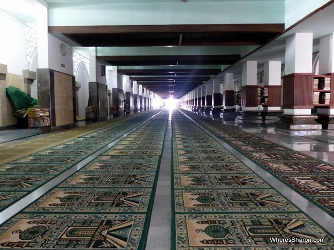 The inside of the Ampel Mosque. This is in one of the newer parts. 