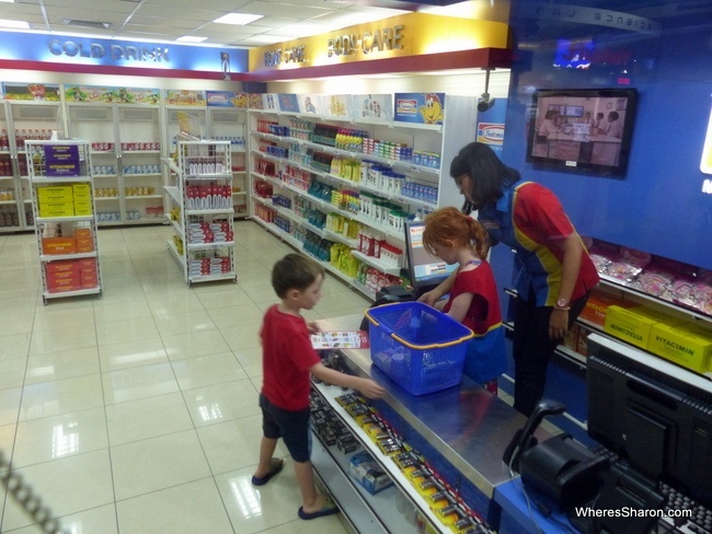 Z is a customer and S a cashier at Kidzania's convenience store, a miniture Indomart.