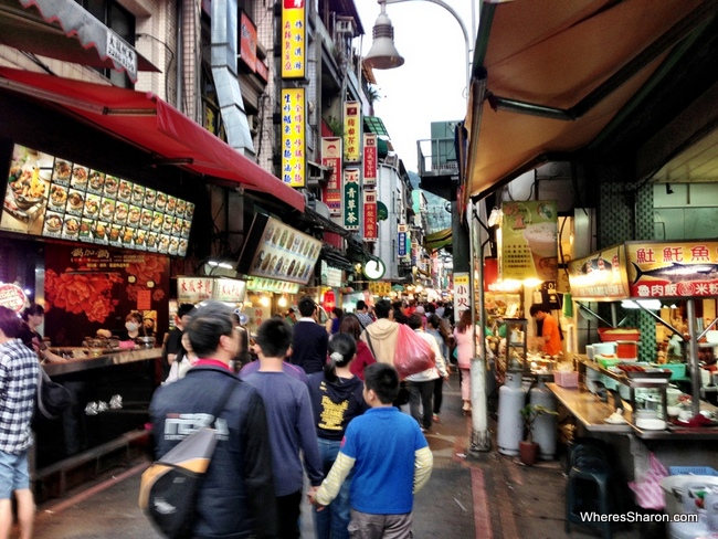 night markets where to stay in Taipei