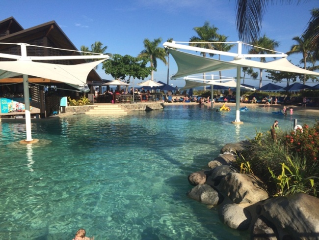 Radisson Blu Resort Fiji – Main pool with sandy beach and swim up bar
