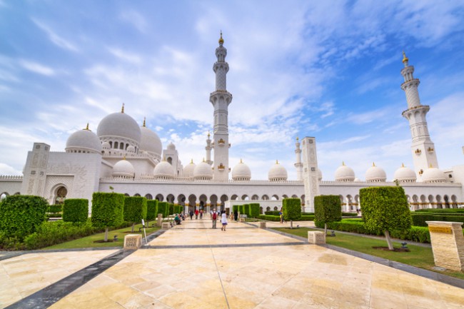 abu dhabi sightseeing places at the Sheikh Zayed Grand Mosque