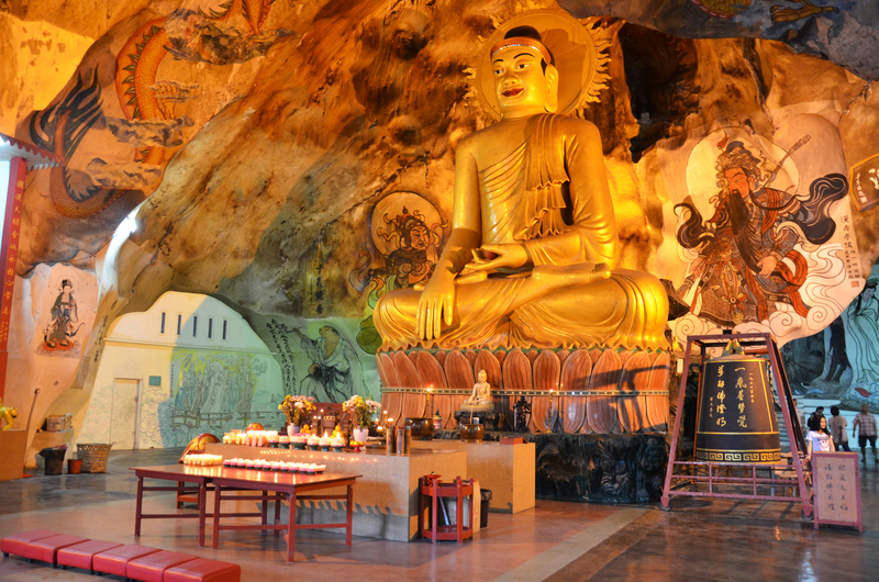 nside the Perak Tong Cave Temple,